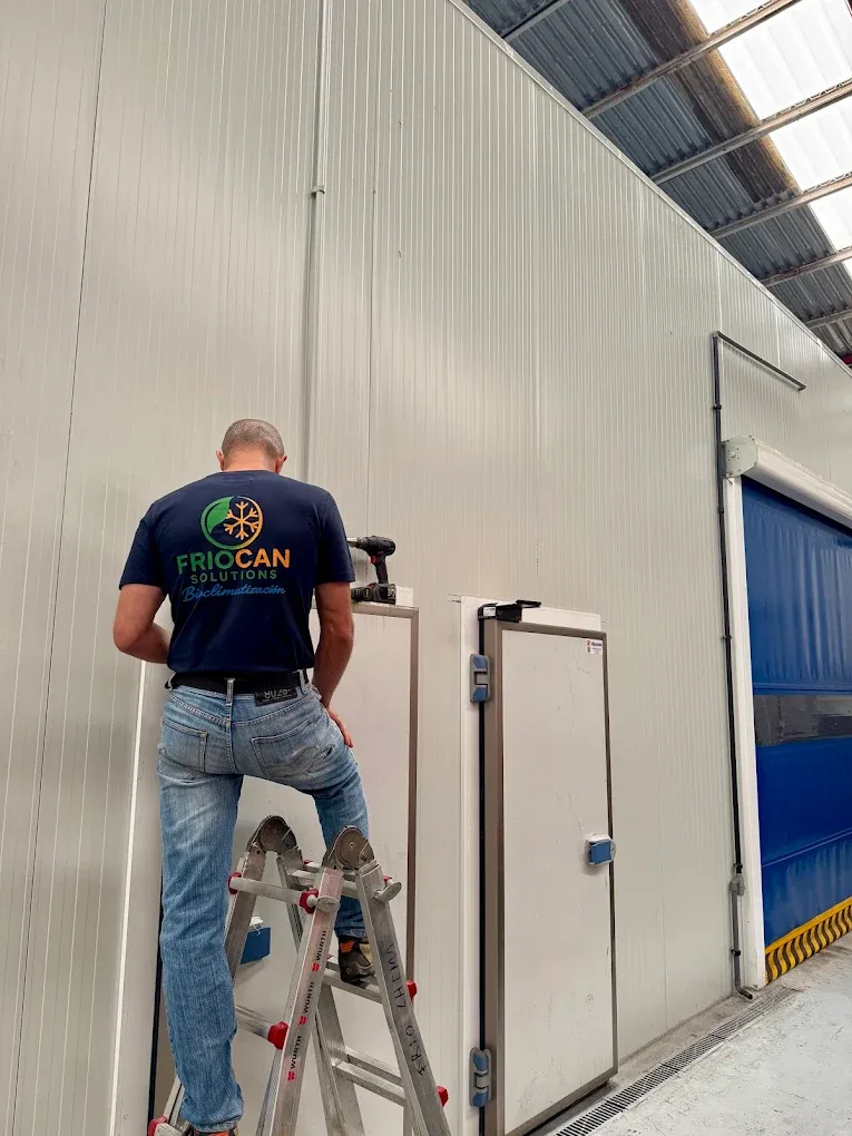 Técnico realizando mantenimiento en cámara frigorífica