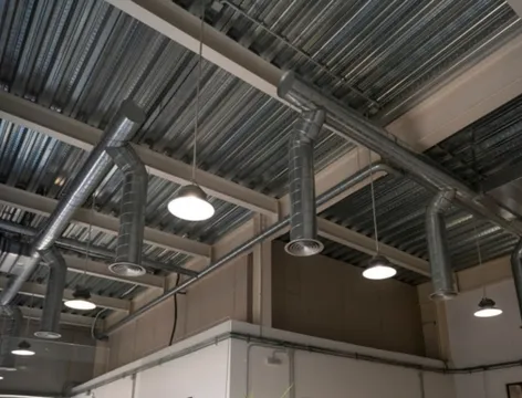 Unidades de ventilación industrial en edificio